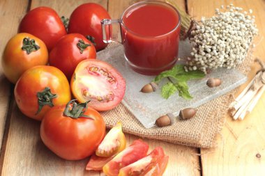 Domates suyu ve taze domates.