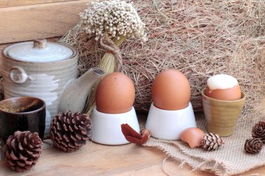 Rafadan yumurta ve yumurta ahşap arka plan üzerinde