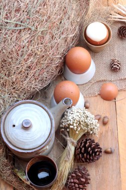 Rafadan yumurta ve yumurta ahşap arka plan üzerinde