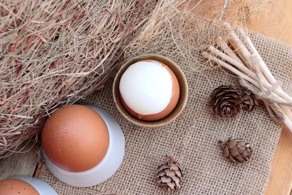 Zacht gekookt ei en eieren op hout achtergrond — Stockfoto