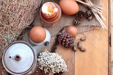 Rafadan yumurta ve yumurta ahşap arka plan üzerinde