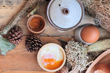 Rafadan yumurta ve yumurta ahşap arka plan üzerinde