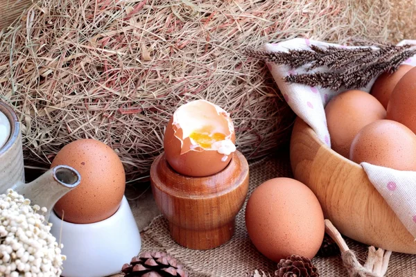 Zacht gekookt ei en eieren op hout achtergrond — Stockfoto