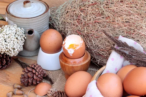 Zacht gekookt ei en eieren op hout achtergrond — Stockfoto