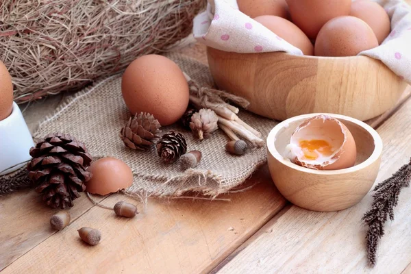 Zacht gekookt ei en eieren op hout achtergrond — Stockfoto