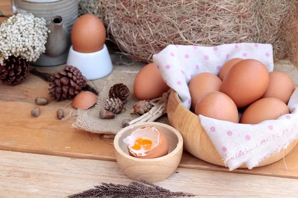 Zacht gekookt ei en eieren op hout achtergrond — Stockfoto