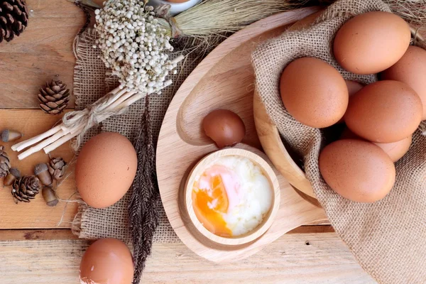 Zacht gekookt ei en eieren op hout achtergrond — Stockfoto