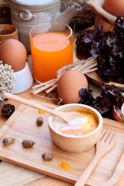 Rafadan yumurta ve yumurta ahşap arka plan üzerinde