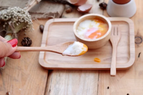 Ovo macio e ovos cozidos em fundo de madeira — Fotografia de Stock