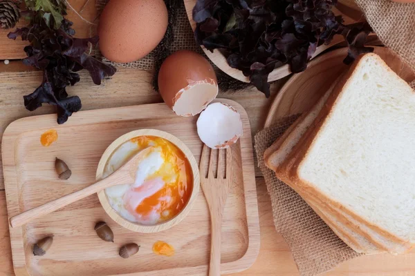 Löskokta ägg och ägg på trä bakgrund — Stockfoto