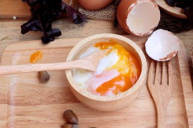 Rafadan yumurta ve yumurta ahşap arka plan üzerinde