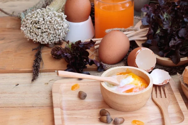 Telur rebus lembut dan telur di latar belakang kayu — Stok Foto