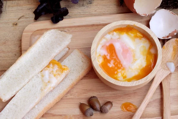 Мягкое вареное яйцо с хлебом на фоне дерева . — стоковое фото
