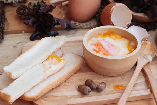 Telur rebus lembut dengan roti di latar belakang kayu . — Stok Foto