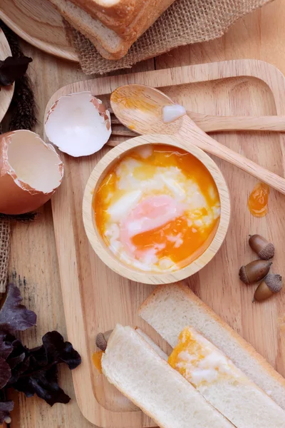 Zacht gekookt ei met brood op houten achtergrond. — Stockfoto