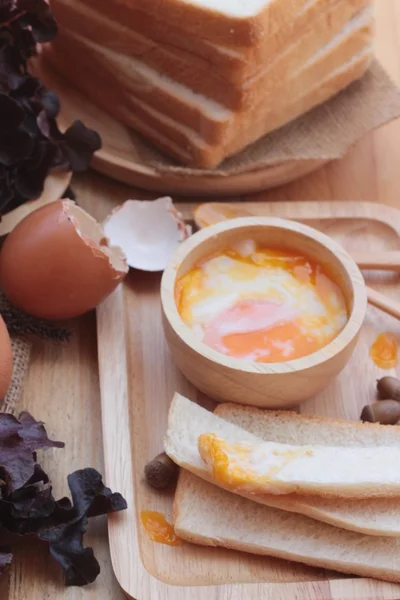 Мягкое вареное яйцо с хлебом на фоне дерева . — стоковое фото