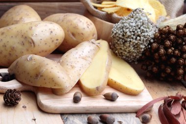 Patates cipsi ve ahşap zemin üzerine taze patates