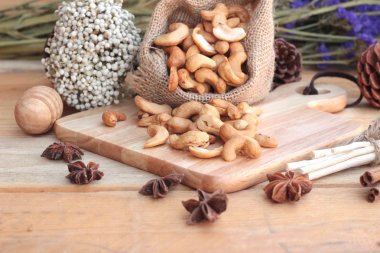 Doğal ahşap zemin ile kavrulmuş kaju fındık