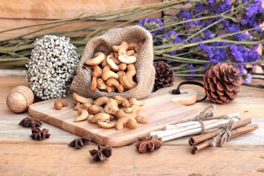 Doğal ahşap zemin ile kavrulmuş kaju fındık