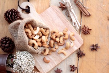 Doğal ahşap zemin ile kavrulmuş kaju fındık