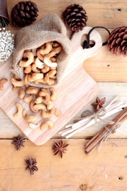 Doğal ahşap zemin ile kavrulmuş kaju fındık