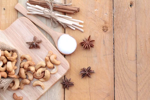 Anacardi arrosto noci con naturale su sfondo di legno — Foto Stock
