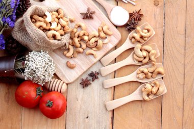 Doğal ahşap zemin ile kavrulmuş kaju fındık