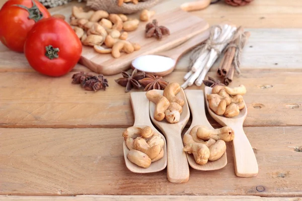 Rostade cashewnötter nötter med naturliga på trä bakgrund — Stockfoto