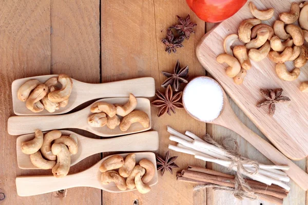 Rostade cashewnötter nötter med naturliga på trä bakgrund — Stockfoto