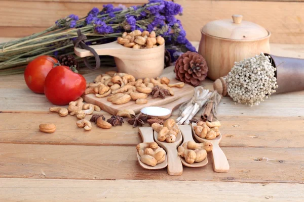 Anacardos asados con fondo de madera natural — Foto de Stock