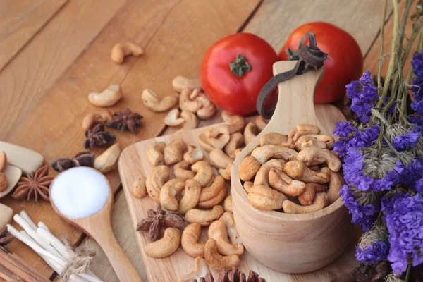 Rostade cashewnötter nötter med naturliga på trä bakgrund — Stockfoto