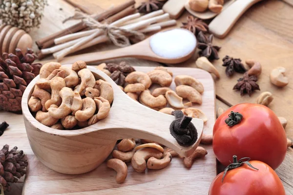Rostade cashewnötter nötter med naturliga på trä bakgrund — Stockfoto