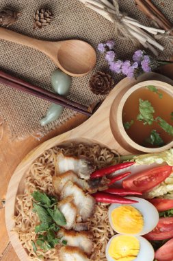 Gevrek domuz eti ve yumurta koymak anlık erişte çorbası