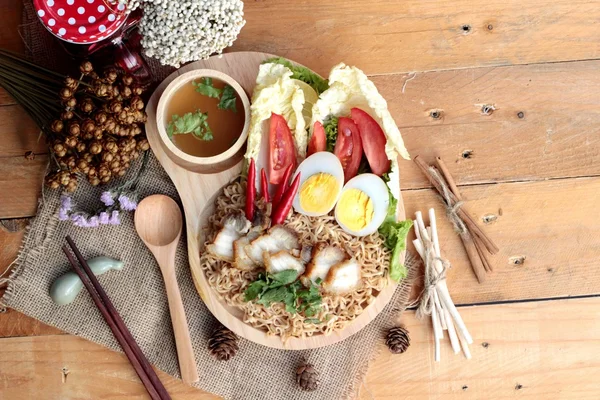 Sopa de fideos instantáneos poner carne de cerdo crujiente y huevo — Foto de Stock