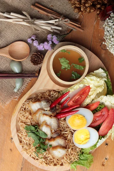 Sopa de fideos instantáneos poner carne de cerdo crujiente y huevo —  Fotos de Stock