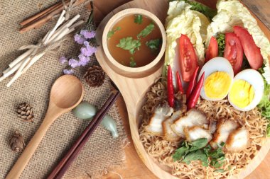 Gevrek domuz eti ve yumurta koymak anlık erişte çorbası