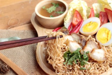 Gevrek domuz eti ve yumurta koymak anlık erişte çorbası