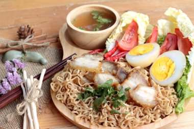 Gevrek domuz eti ve yumurta koymak anlık erişte çorbası