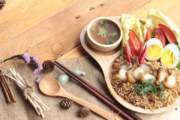 Sopa de fideos instantáneos poner carne de cerdo crujiente y huevo —  Fotos de Stock