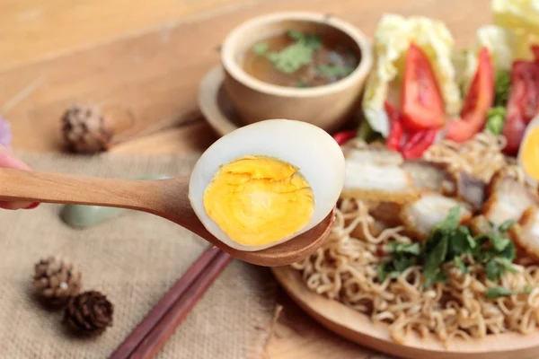 Sopa de fideos instantáneos poner carne de cerdo crujiente y huevo — Foto de Stock