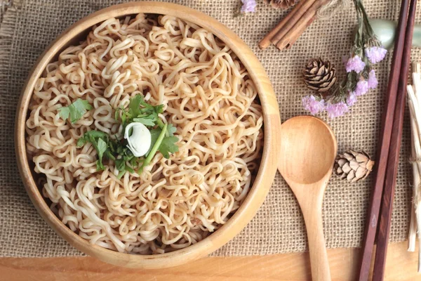 Ξηρή στιγμιαία noodles μαγειρεμένο με λαχανικά. — Φωτογραφία Αρχείου