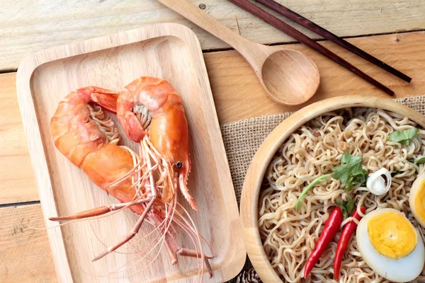 Sopa de fideos instantánea poner huevo y camarones — Foto de Stock