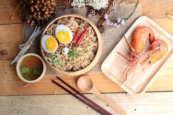 Instant noodles soup put egg and shrimp — Stock Photo, Image