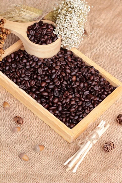 Palonych ziaren kawy na tle worek brązowy. — Zdjęcie stockowe
