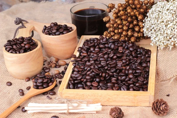 Rostade kaffebönor med hett kaffe — Stockfoto