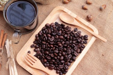 Sıcak kahve ile kavrulmuş kahve çekirdekleri