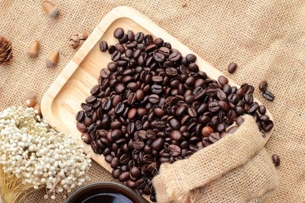 Rostade kaffebönor med hett kaffe — Stockfoto