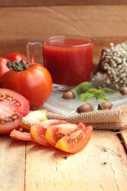 Domates suyu ve taze domates.