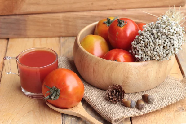 Zumo de tomate y tomates frescos — Foto de Stock