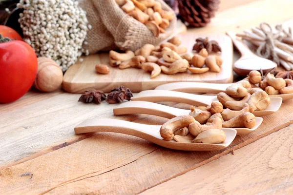 Rostade cashewnötter nötter med naturliga på trä bakgrund — Stockfoto